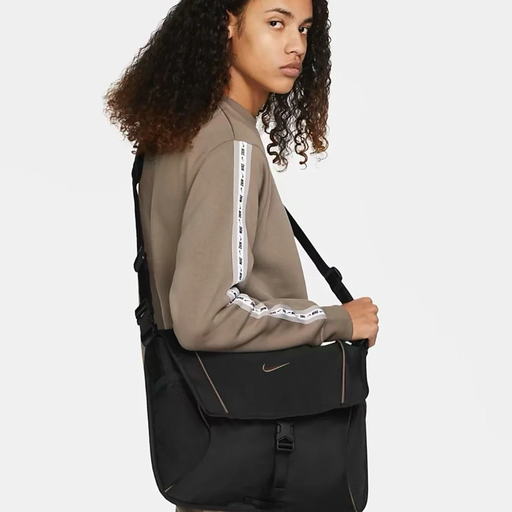 Nike Essential messenger bag